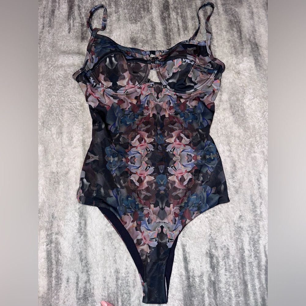👙 NWTs Tavik Petal Noir Size Medium